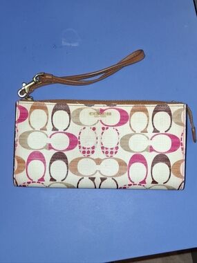 🌼SALE🌼 Vintage Coach Multicolor Signature Canvas Wristlet in Pink, Tan, White